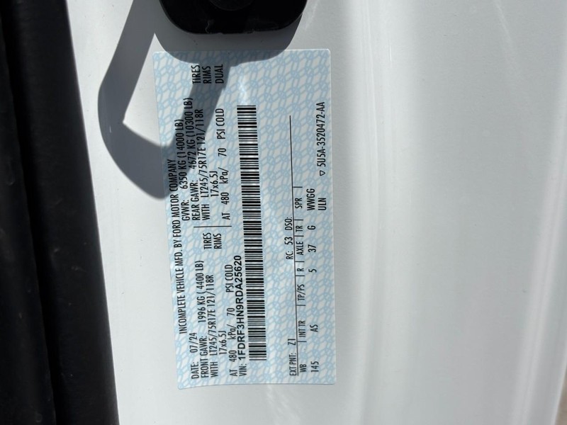 Ford Super Duty F-350 DRW Vehicle Full-screen Gallery Image 19