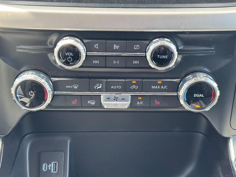 Ford F-150 Vehicle Full-screen Gallery Image 14