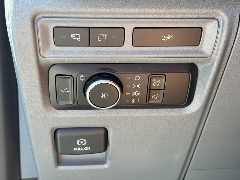 Ford F-150 Vehicle Full-screen Gallery Image 16