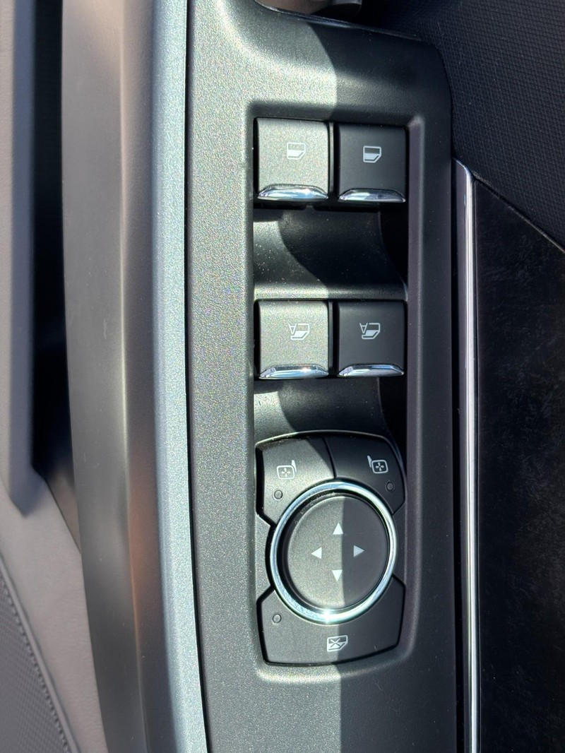 Ford F-150 Vehicle Full-screen Gallery Image 23