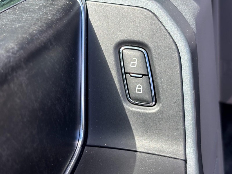 Ford F-150 Vehicle Full-screen Gallery Image 24