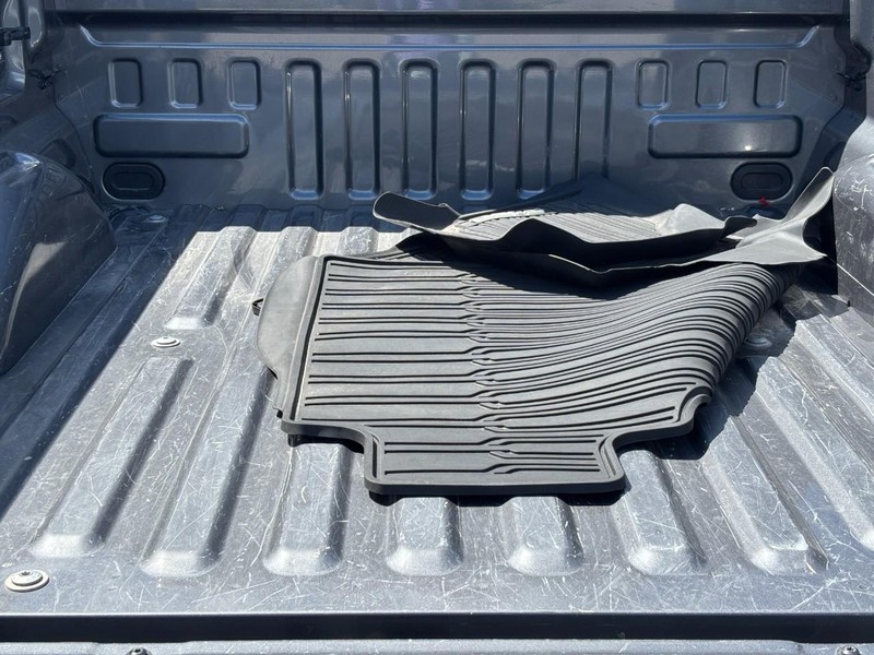 Ford F-150 Vehicle Full-screen Gallery Image 04