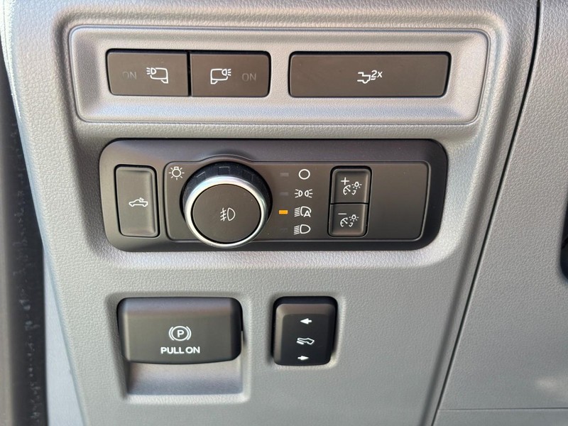 Ford F-150 Vehicle Full-screen Gallery Image 16