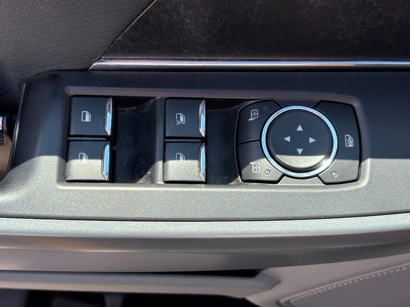 Ford F-150 Vehicle Full-screen Gallery Image 24