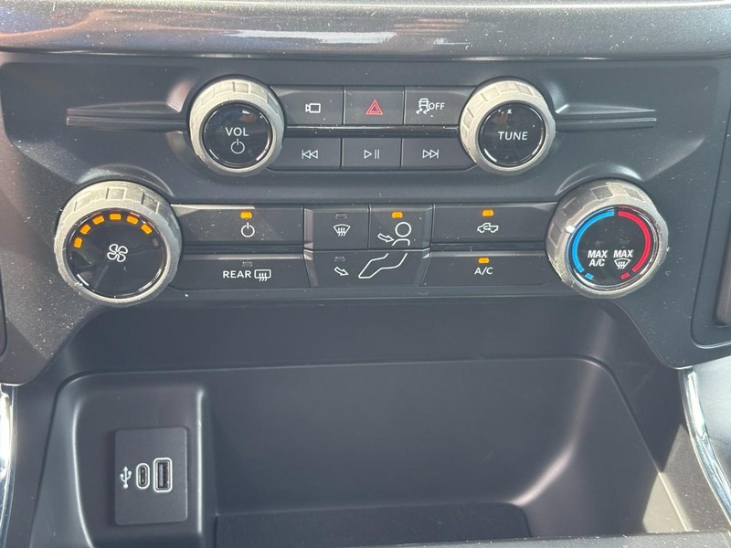 Ford F-150 Vehicle Full-screen Gallery Image 17