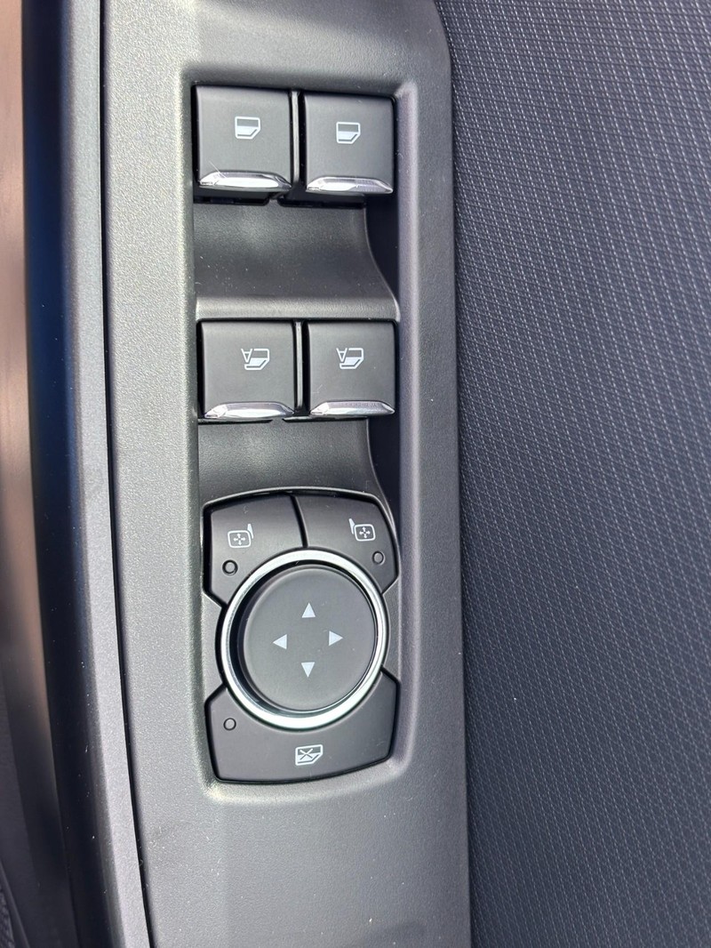 Ford F-150 Vehicle Full-screen Gallery Image 20