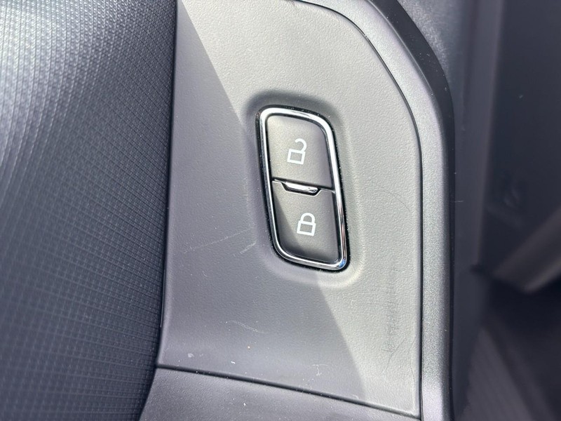 Ford F-150 Vehicle Full-screen Gallery Image 21