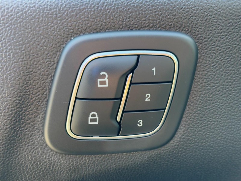 Ford Escape Vehicle Full-screen Gallery Image 25