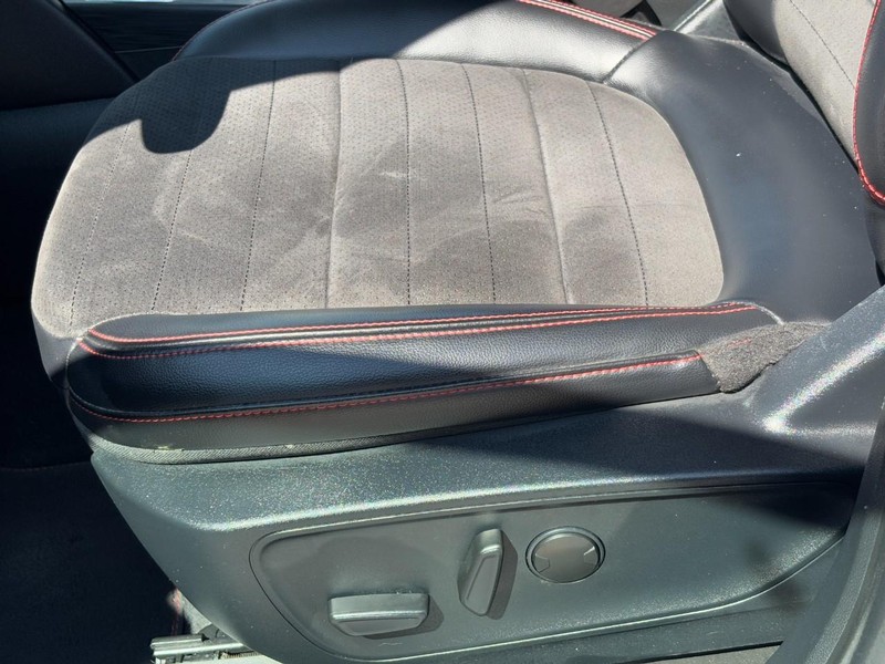 Ford Escape Vehicle Full-screen Gallery Image 26