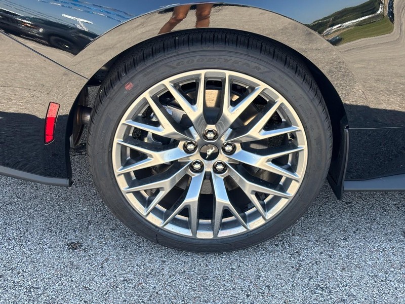 Ford Mustang Vehicle Full-screen Gallery Image 04