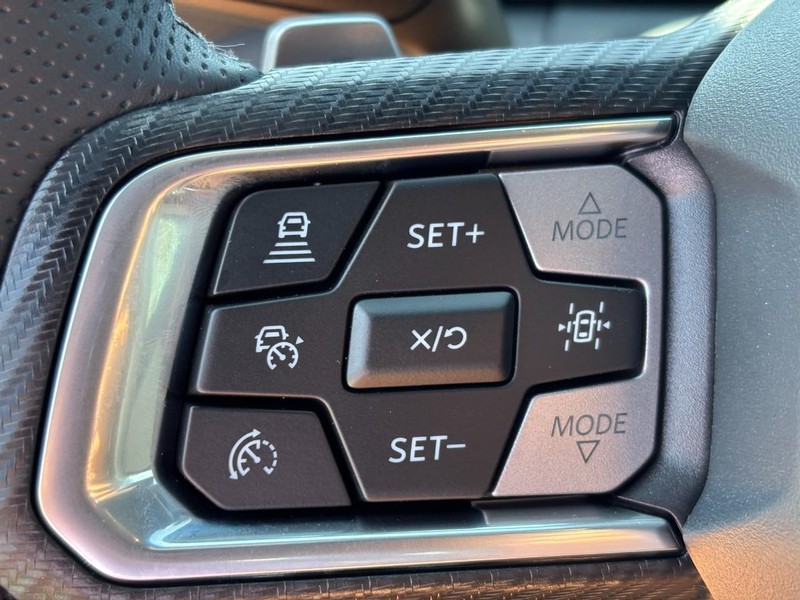 Ford Mustang Vehicle Full-screen Gallery Image 08