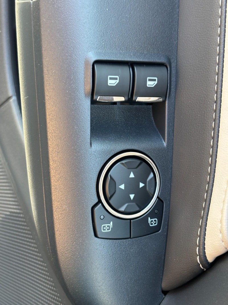 Ford Mustang Vehicle Full-screen Gallery Image 15