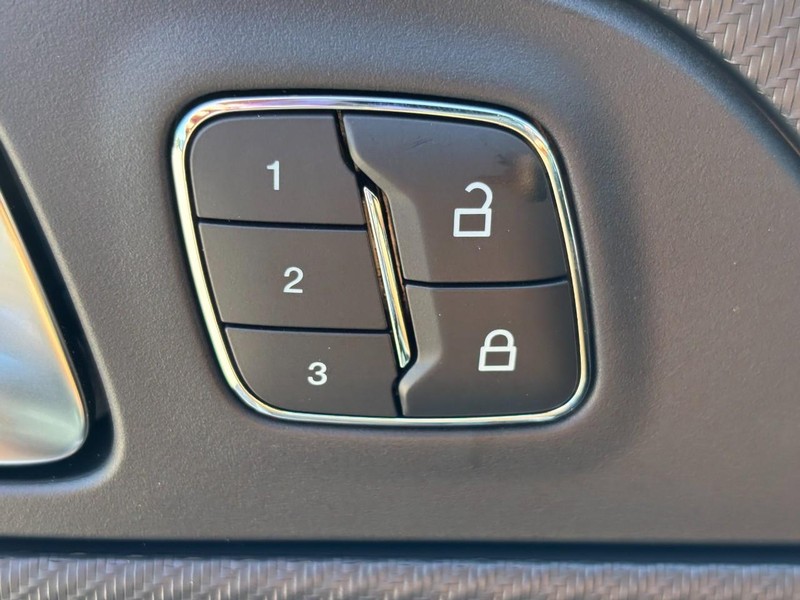 Ford Mustang Vehicle Full-screen Gallery Image 16