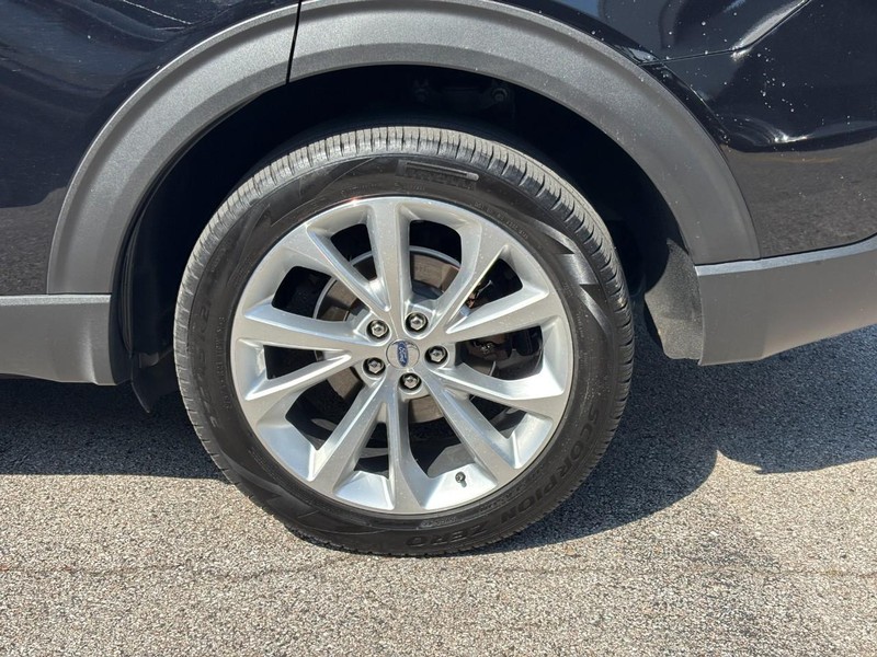 Ford Explorer Vehicle Full-screen Gallery Image 07