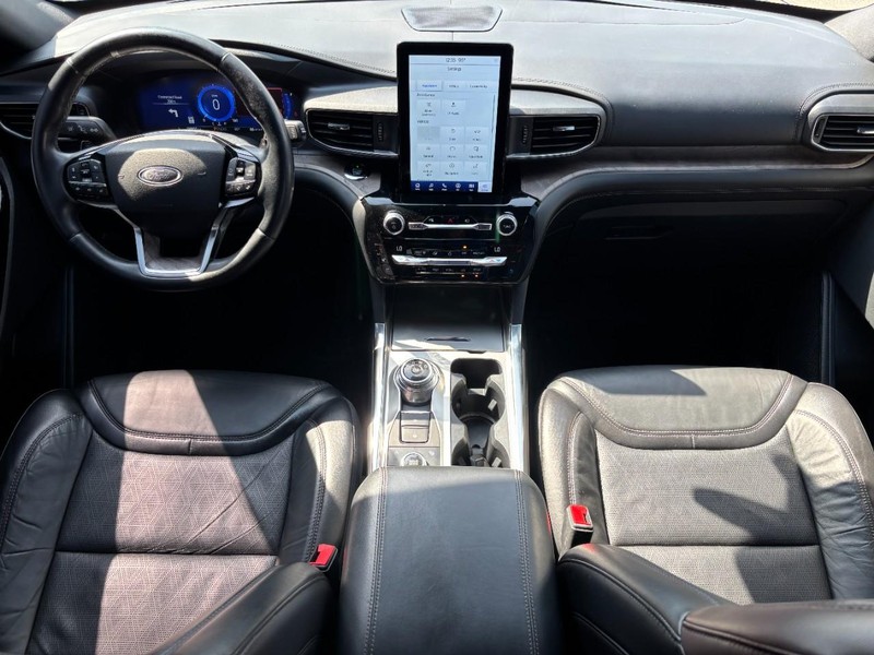 Ford Explorer Vehicle Full-screen Gallery Image 11