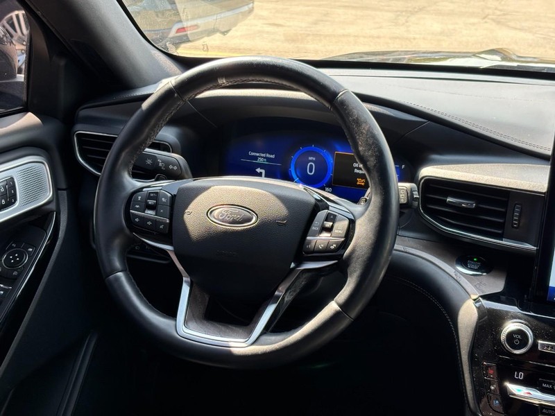 Ford Explorer Vehicle Full-screen Gallery Image 12