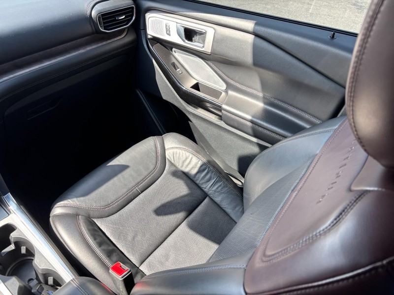 Ford Explorer Vehicle Full-screen Gallery Image 15