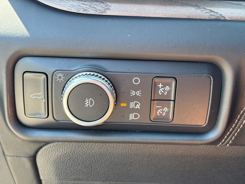 Ford Explorer Vehicle Full-screen Gallery Image 16