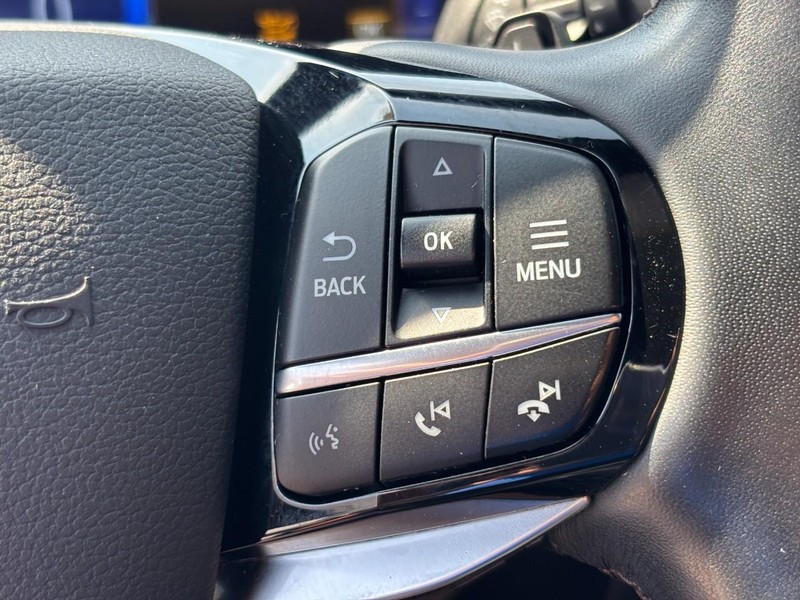 Ford Explorer Vehicle Full-screen Gallery Image 18