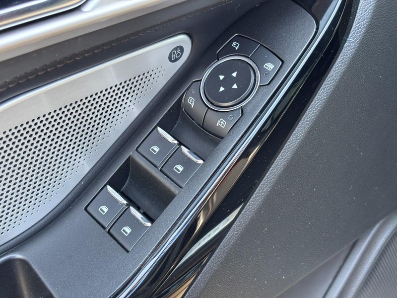 Ford Explorer Vehicle Full-screen Gallery Image 24