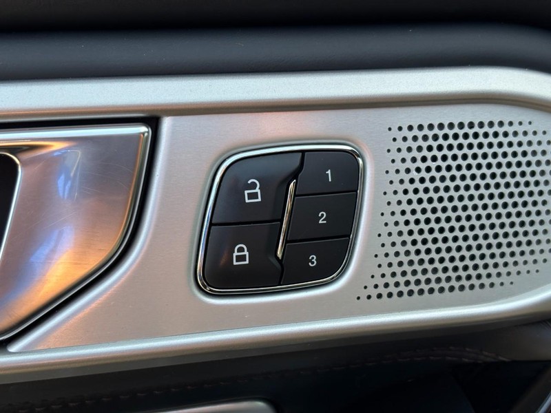 Ford Explorer Vehicle Full-screen Gallery Image 25