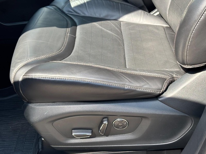 Ford Explorer Vehicle Full-screen Gallery Image 26