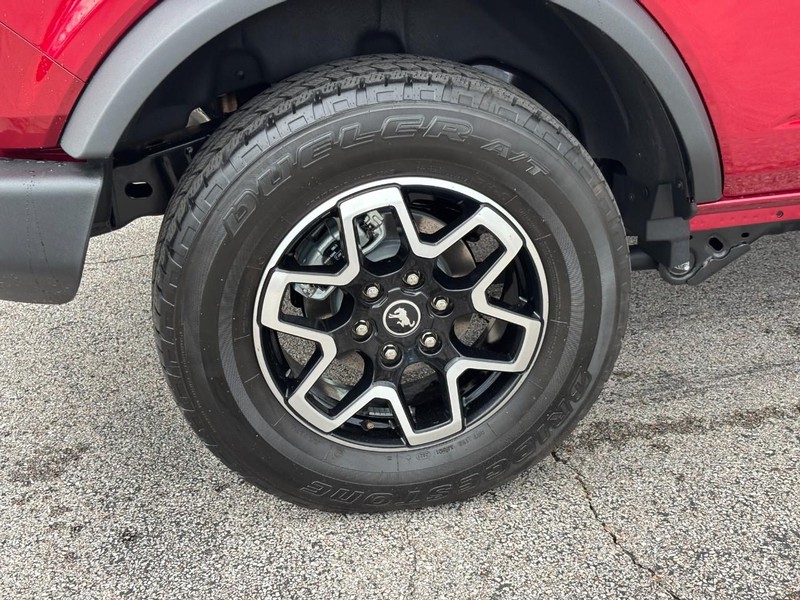 Ford Bronco Vehicle Full-screen Gallery Image 04