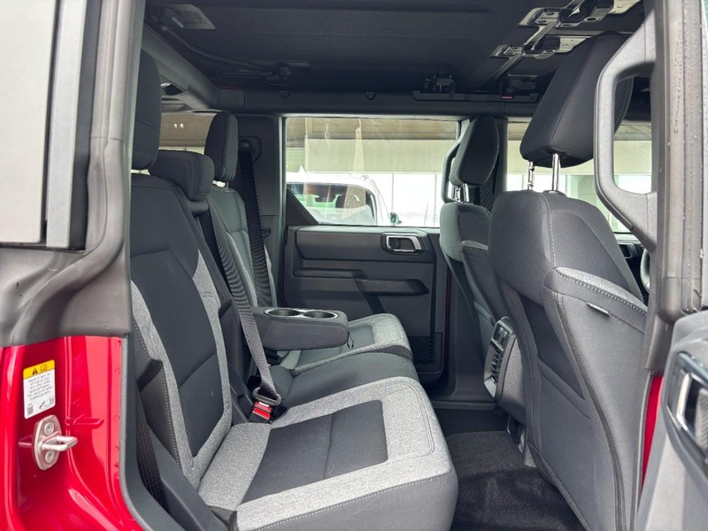 Ford Bronco Vehicle Full-screen Gallery Image 05