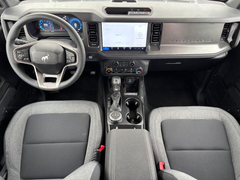 Ford Bronco Vehicle Full-screen Gallery Image 06