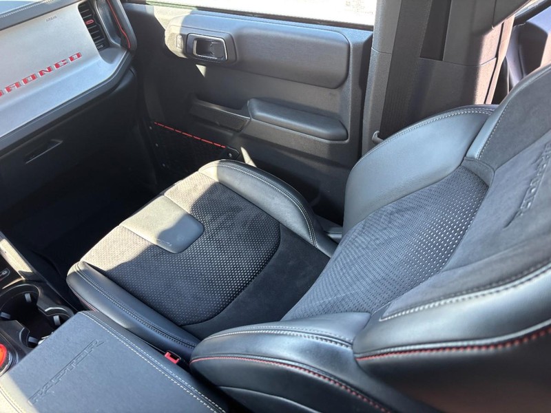 Ford Bronco Vehicle Full-screen Gallery Image 15