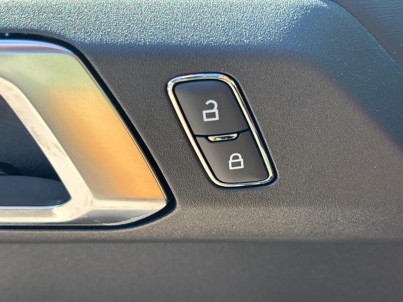 Ford Bronco Vehicle Full-screen Gallery Image 24