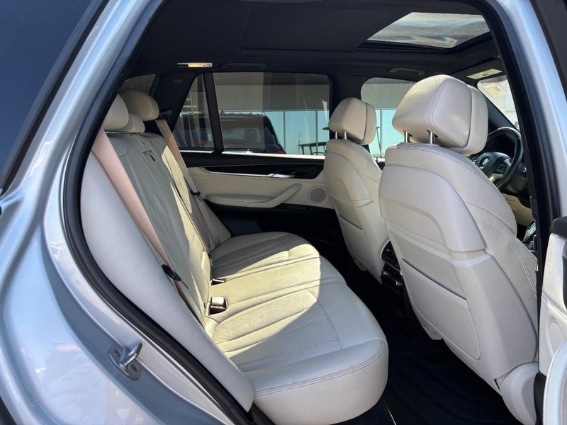 BMW X5 Vehicle Full-screen Gallery Image 10