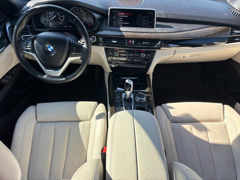 BMW X5 Vehicle Full-screen Gallery Image 11
