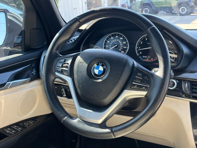 BMW X5 Vehicle Full-screen Gallery Image 12