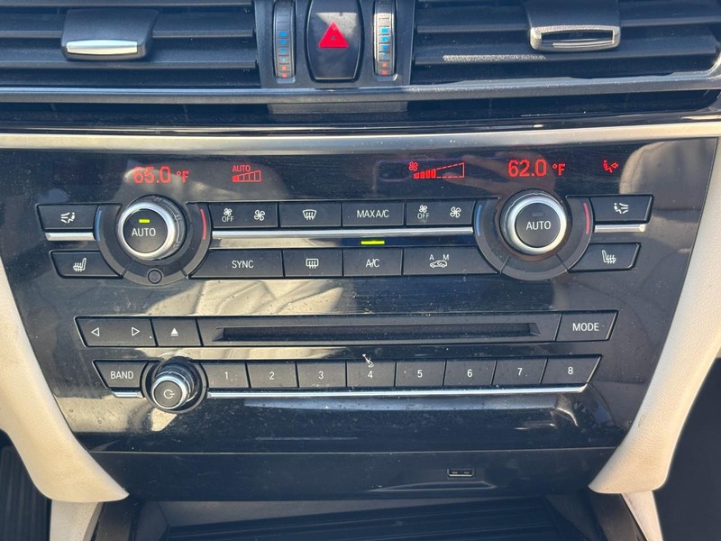 BMW X5 Vehicle Full-screen Gallery Image 14