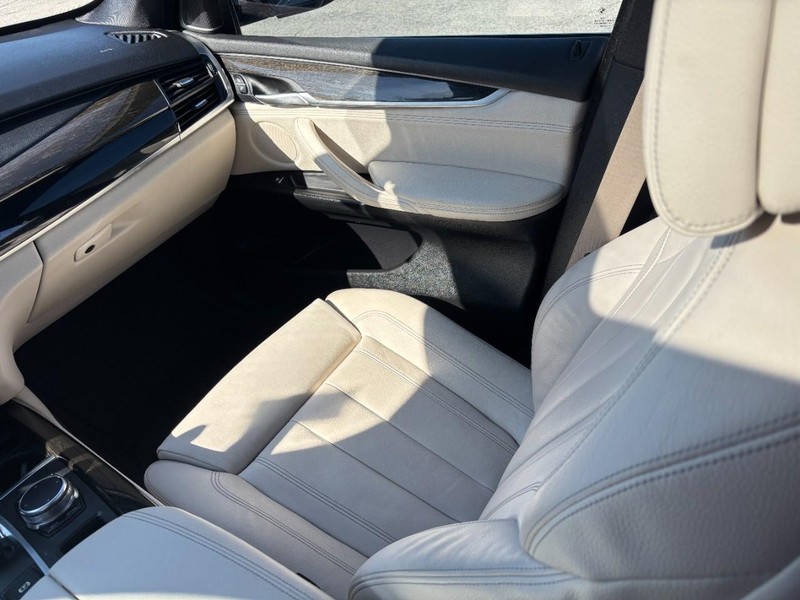 BMW X5 Vehicle Full-screen Gallery Image 15