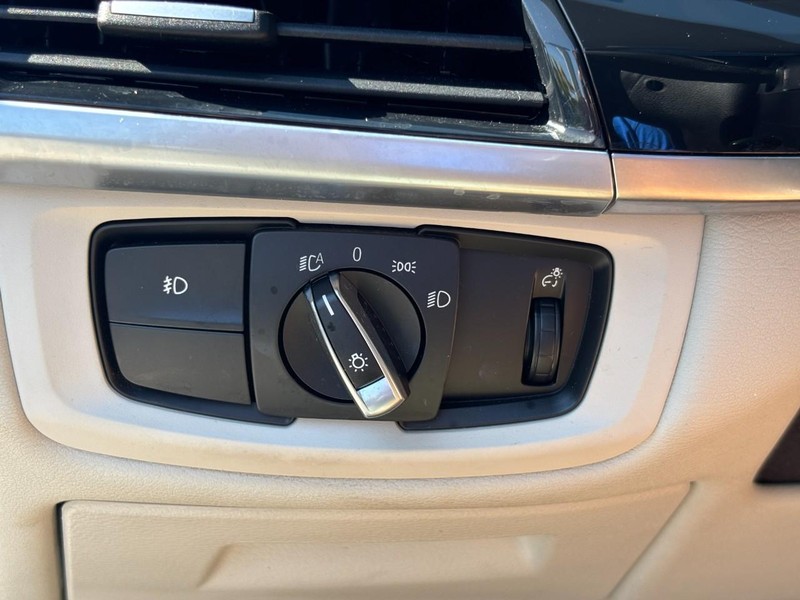 BMW X5 Vehicle Full-screen Gallery Image 16