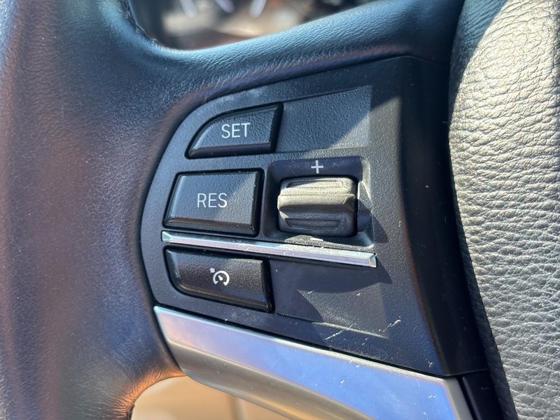 BMW X5 Vehicle Full-screen Gallery Image 17