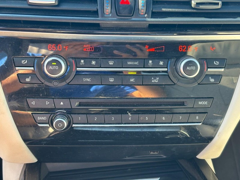 BMW X5 Vehicle Full-screen Gallery Image 22