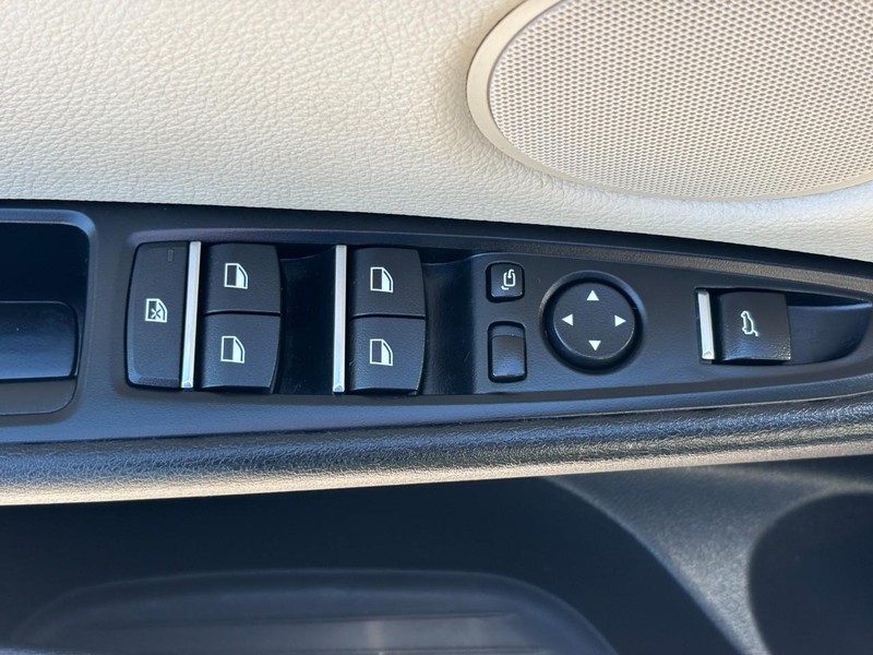 BMW X5 Vehicle Full-screen Gallery Image 23