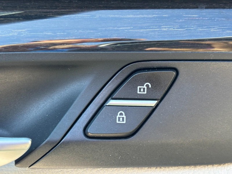 BMW X5 Vehicle Full-screen Gallery Image 24