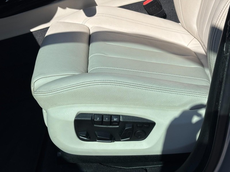 BMW X5 Vehicle Full-screen Gallery Image 25