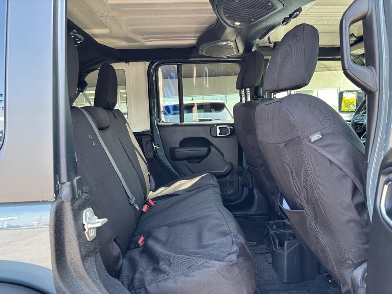 Jeep Wrangler Vehicle Full-screen Gallery Image 10