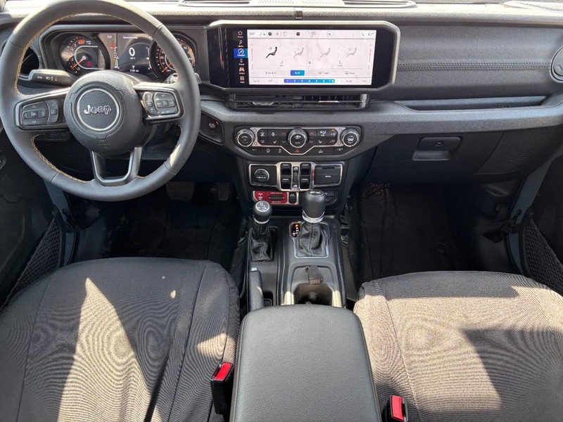 Jeep Wrangler Vehicle Full-screen Gallery Image 11