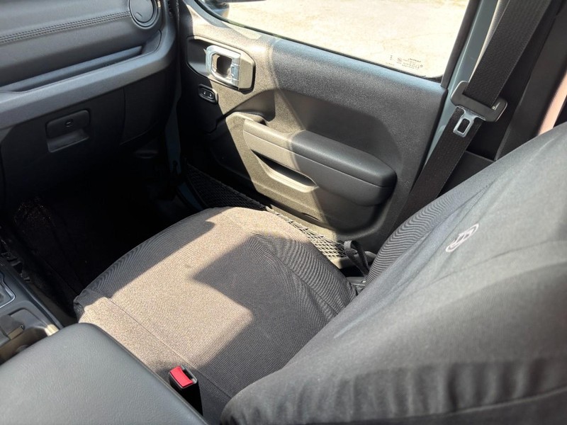 Jeep Wrangler Vehicle Full-screen Gallery Image 15