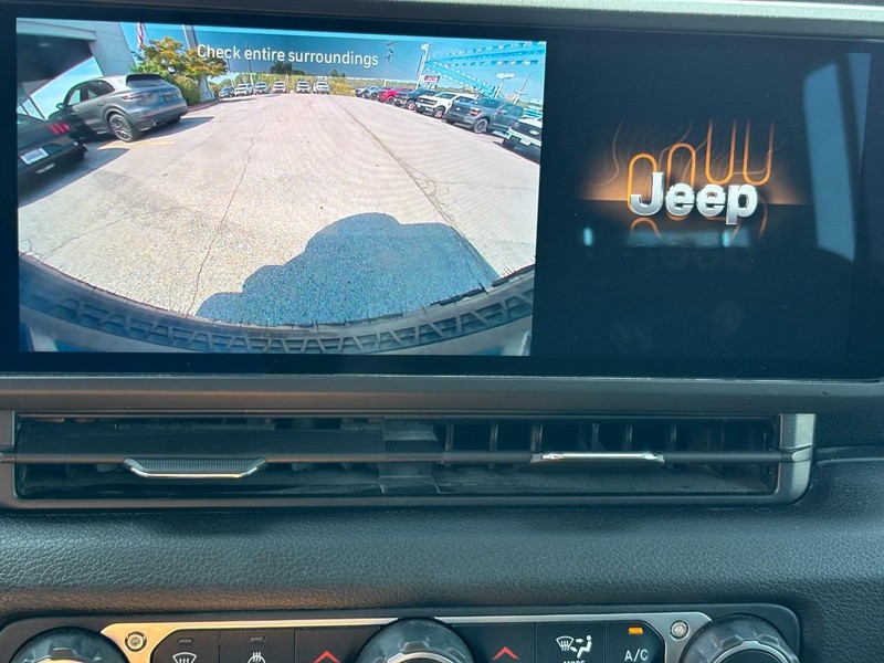 Jeep Wrangler Vehicle Full-screen Gallery Image 21