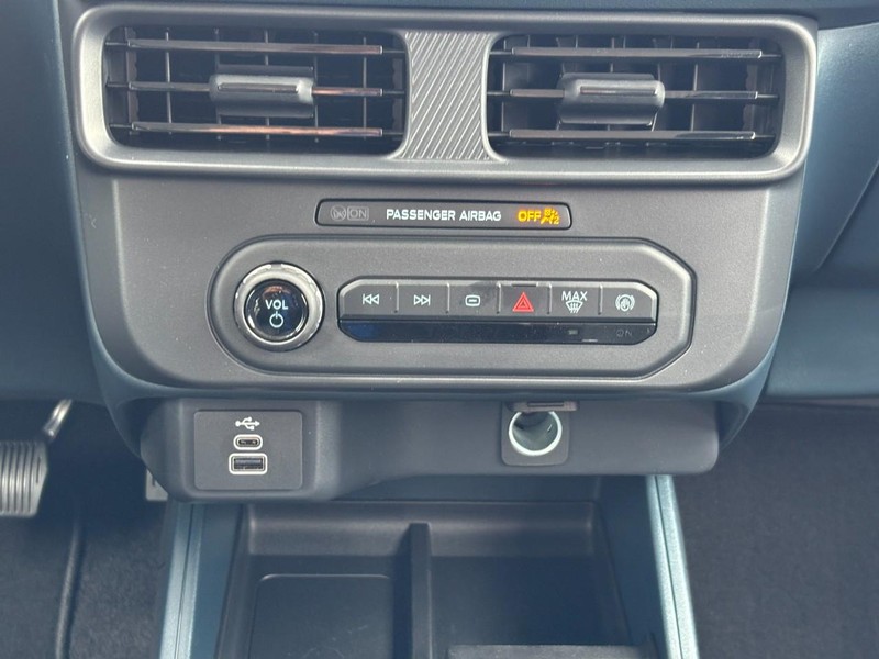 Ford Maverick Vehicle Full-screen Gallery Image 09