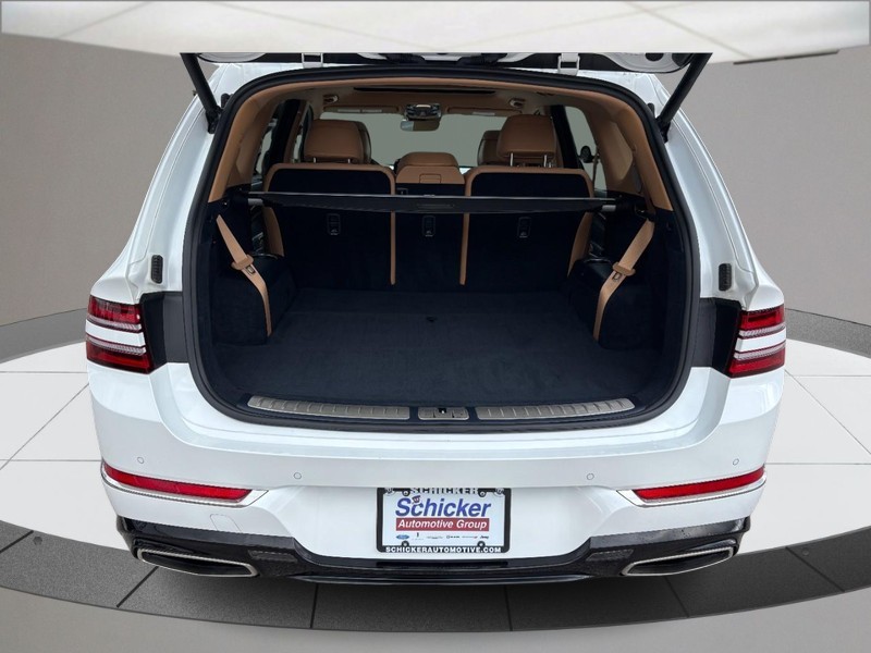 Genesis GV80 Vehicle Full-screen Gallery Image 04