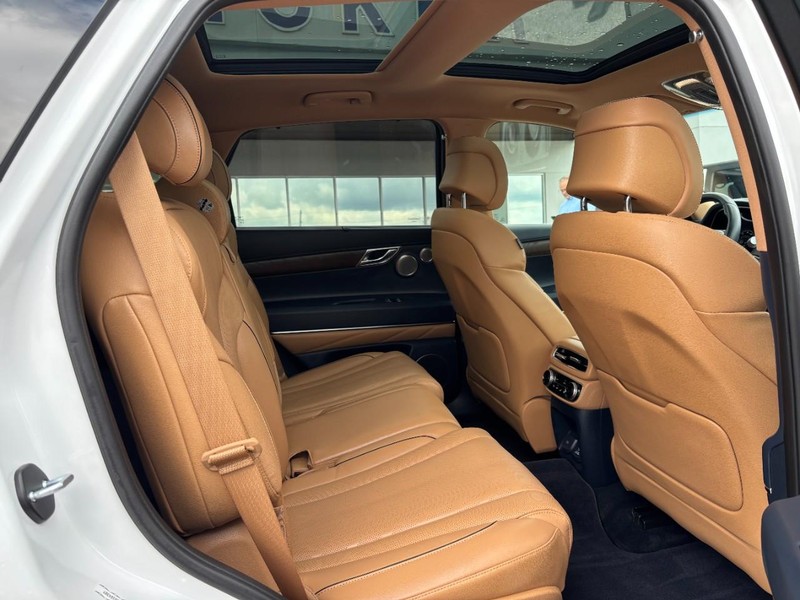 Genesis GV80 Vehicle Full-screen Gallery Image 10