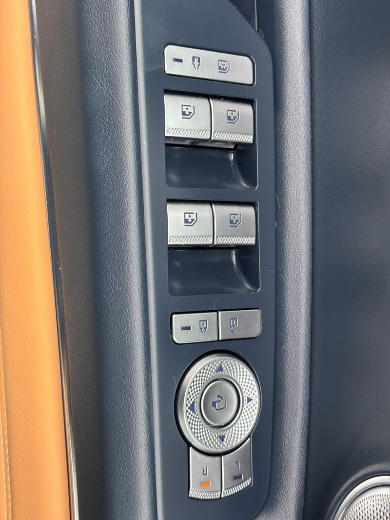 Genesis GV80 Vehicle Full-screen Gallery Image 24